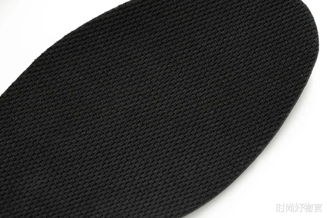 鞋子 李宁被央媒点名：要把自己玩毁，鞋业“国货之光”诞生，99元吊打阿迪彪马