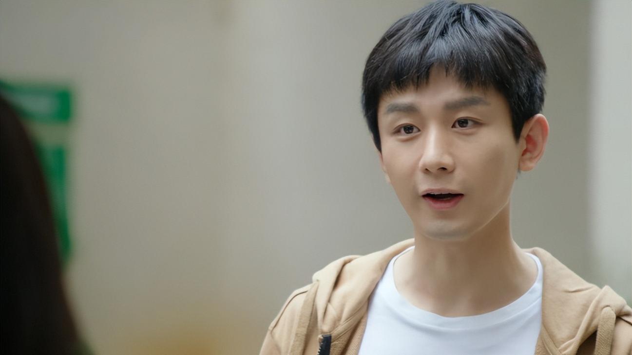 靳东|靳东又甩出王炸剧，才播2集，收视口碑齐飞，老戏骨演技惊艳四座