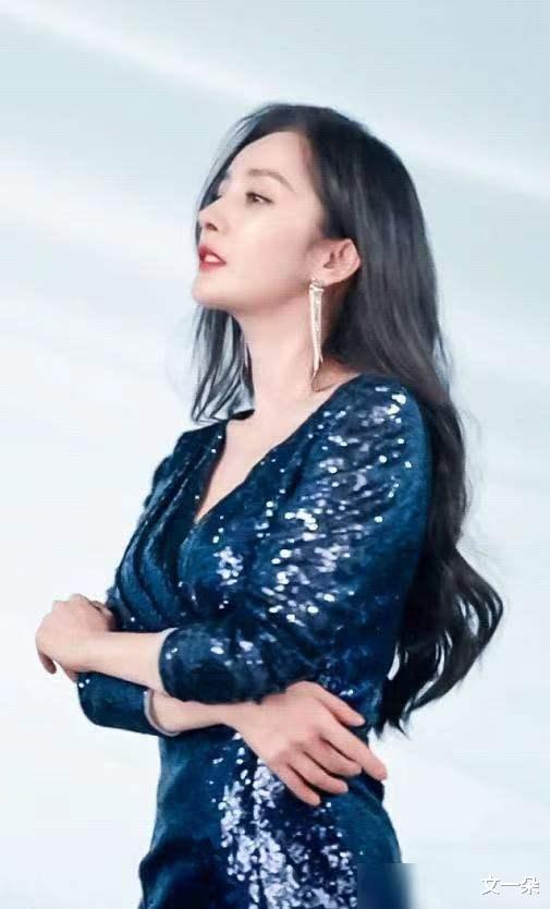 杨幂|杨幂、杨颖、赵丽颖穿V领裙有多美？也敌不过最后一位又美又大胆