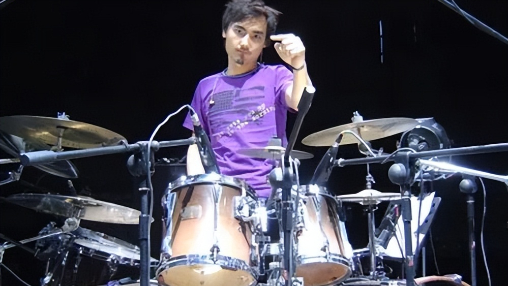 何洁|何洁:养活4娃压力大,连保姆都请不起,她还能保住千万豪宅吗?