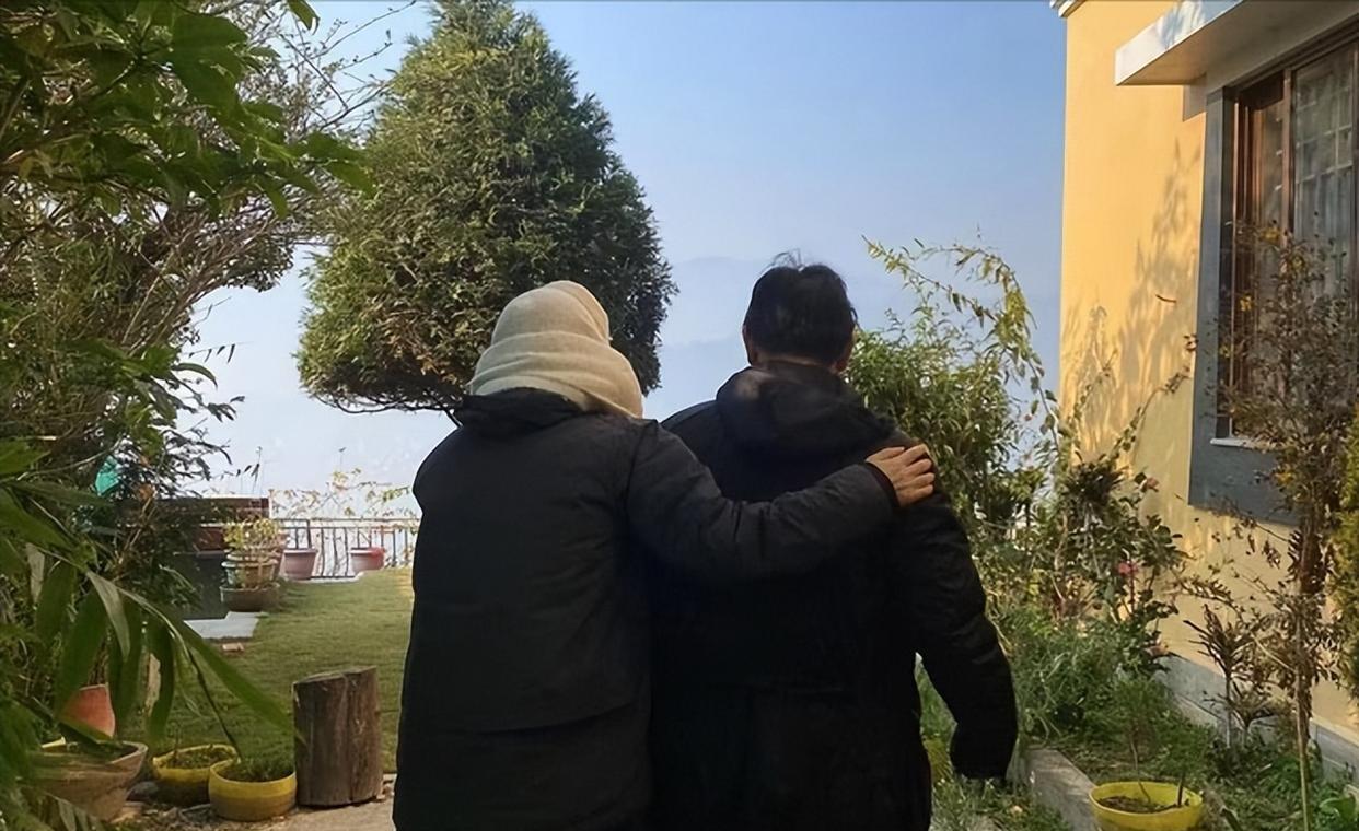 杨幂|59岁李连杰罕见露面，带妻女现身寺庙拜佛，目前已定居国外修行