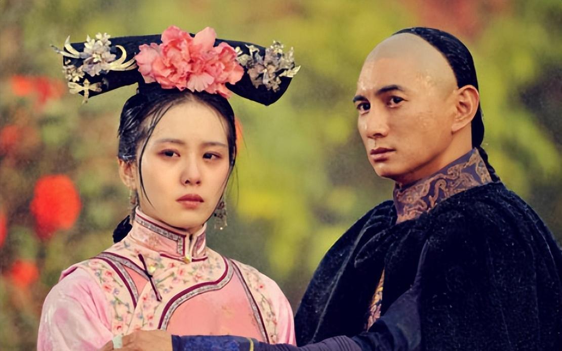 刘诗诗|刘诗诗传婚变后去游乐场!躺异性怀里隔空比心,细节暴露婚姻现状