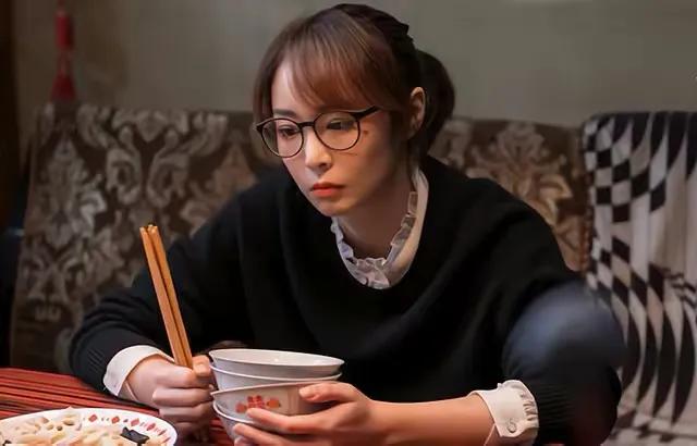 沙发|“一家人住一起热闹”新房装完,婆婆带小叔子来住,妻子:你们住