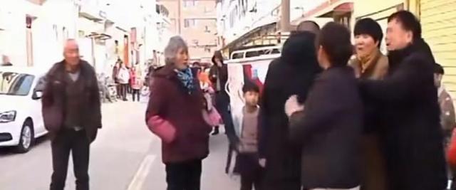 儿公婆把全部家产给了女,老伴尸骨未寒便被儿媳赶出家门:她活该