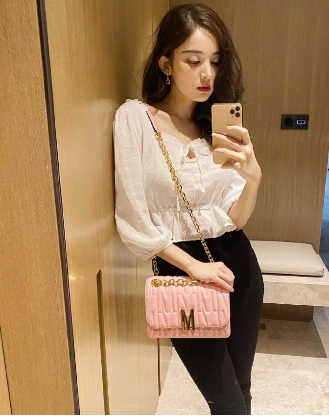 古力娜扎真时髦,超大草帽配淡绿色V领连衣裙,清新优雅很有气质