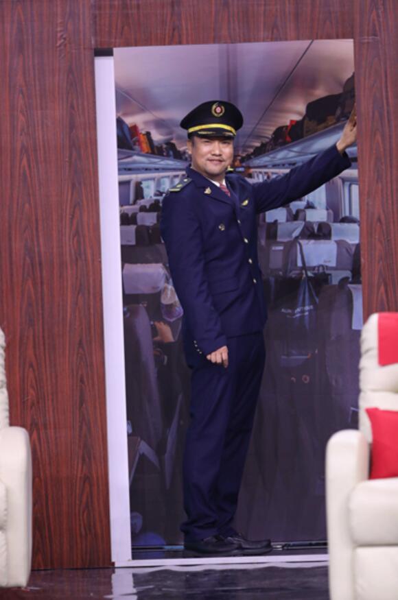 贾冰|42岁贾冰现身沈阳逛夜市！黑老大形象太明显，引年轻女粉围观