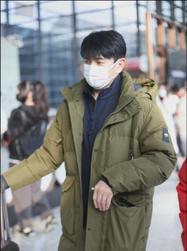 吴奇隆|打破离婚谣言，刘诗诗吴奇隆带儿子核酸检测，步步被赞五官精致！