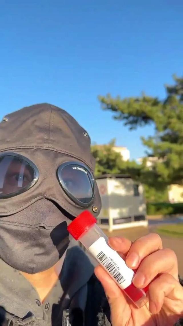 黄晓明|黄晓明得寻麻疹后首次露面，排队做核酸