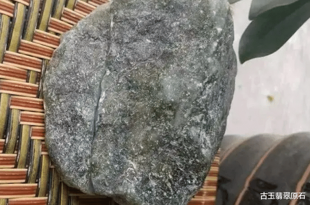 翡翠|逛夜市无意淘到的一块翡翠原石,竟开出春带彩翡翠?成品出来货主笑得合不拢嘴