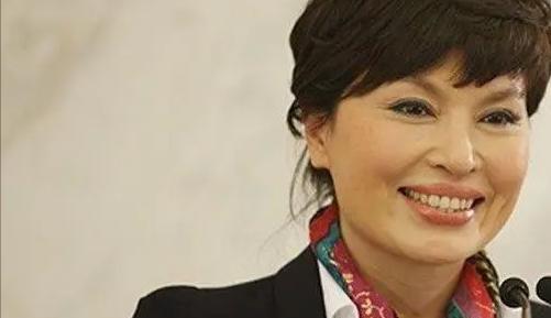 李瑞英|央视播音员李瑞英:28年零失误,38岁儿子坠楼,留28字让人泪目!