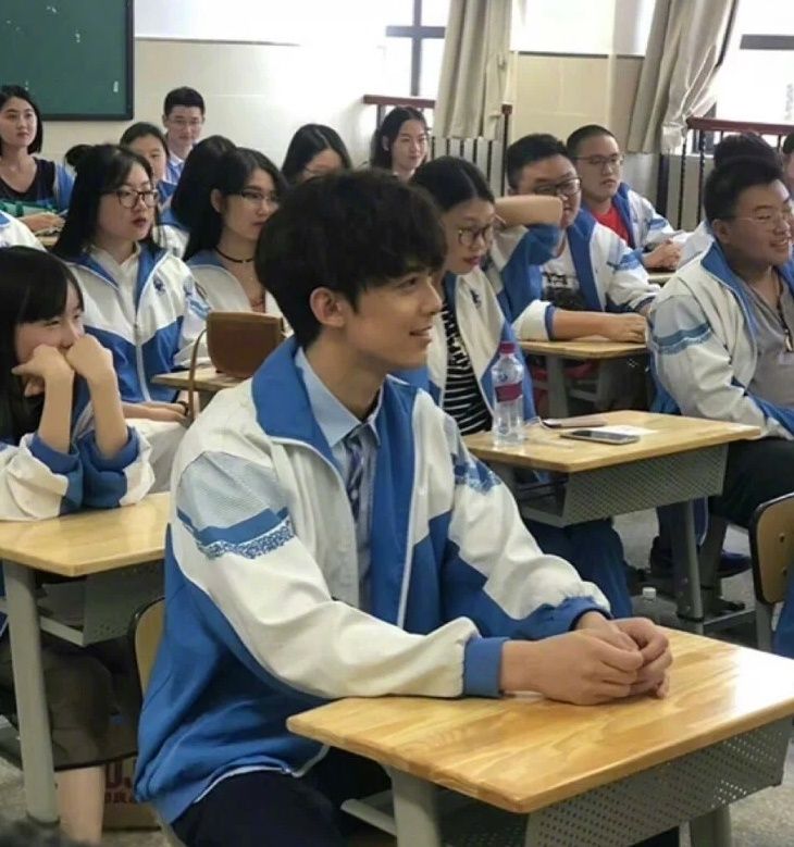 关婷娜|吴磊高中毕业旧照流出,穿校服和同学合影,校草男孩少年感十足