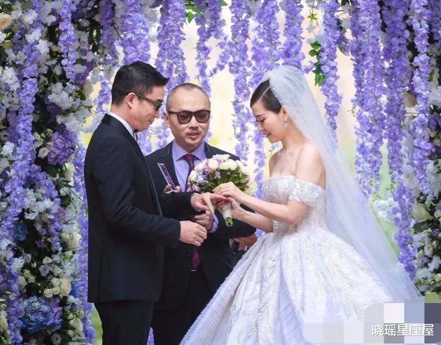 张靓颖|张靓颖：身背巨额债务，资源断崖式下跌，她的故事远比你想得还坎坷