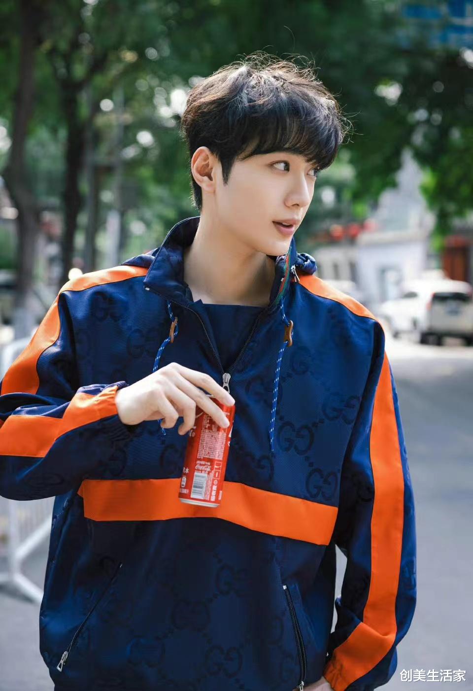 阳光少年赖冠霖私服,穿奢牌拼色冲锋衣配牛仔裤,酷帅十足