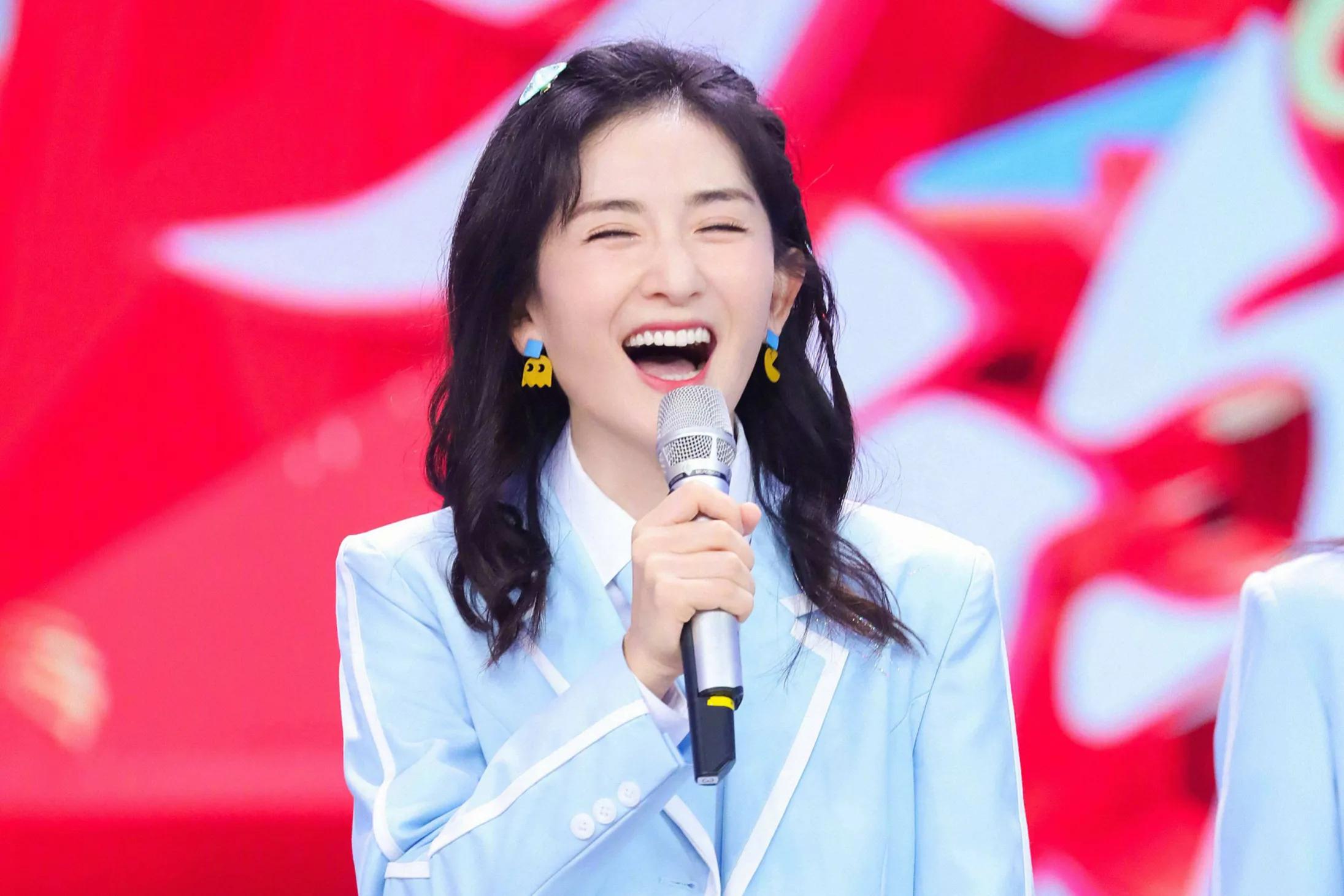 谢娜|新主持人冯禧说错话，何炅巧妙救场，弹幕留言：好怀念谢娜！