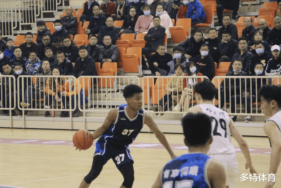 |不怕你付豪张镇麟！宏远混血天才前锋横空出世，14岁就大风车暴扣