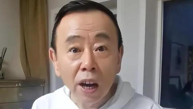 潘长江|65岁潘长江瘸腿嘲讽国安，扬言坐轮椅也能踢赢对方，网友称过分了
