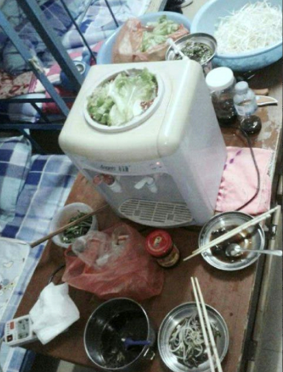 辅导员突击查寝,违禁品一个比一个奇葩,网友直言“笑不活了”