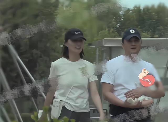 李亚鹏|李亚鹏抱娃散步被拍，海哈金喜神似王菲，李嫣社交平台停更