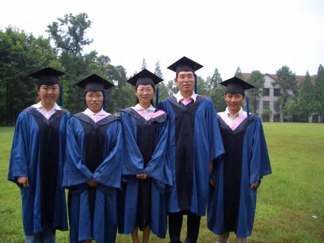 大学|硕士毕业后找工作，有编制的高中教师和大学的人事代理辅导员，选哪个好？