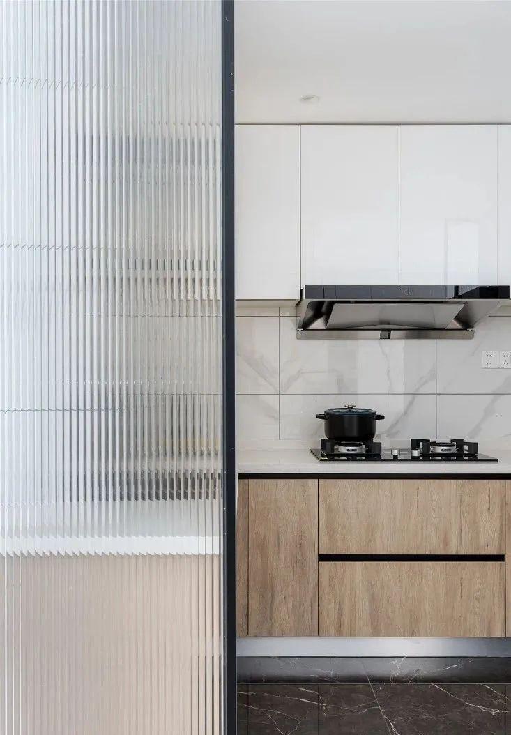 105㎡极简三居室,客厅打通阳台,入户整墙鞋柜、过道柜实用极了