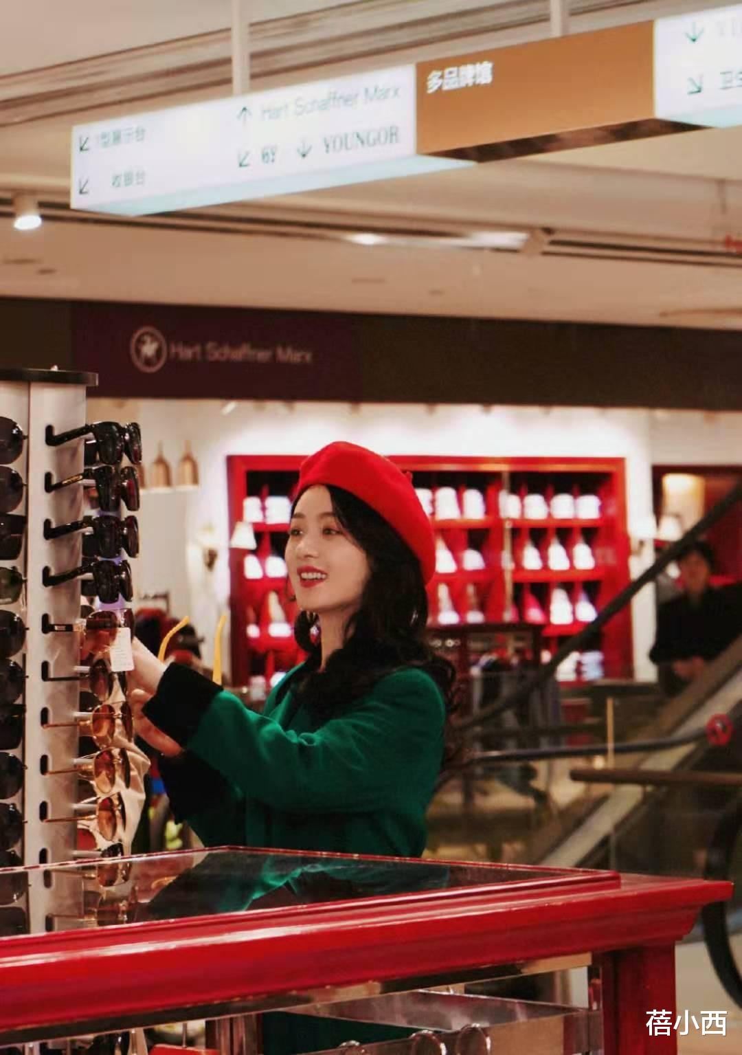 赵丽颖|赵丽颖越来越会“扮嫩”，穿粉色长外套搭“小黑裤”，嫩成18岁