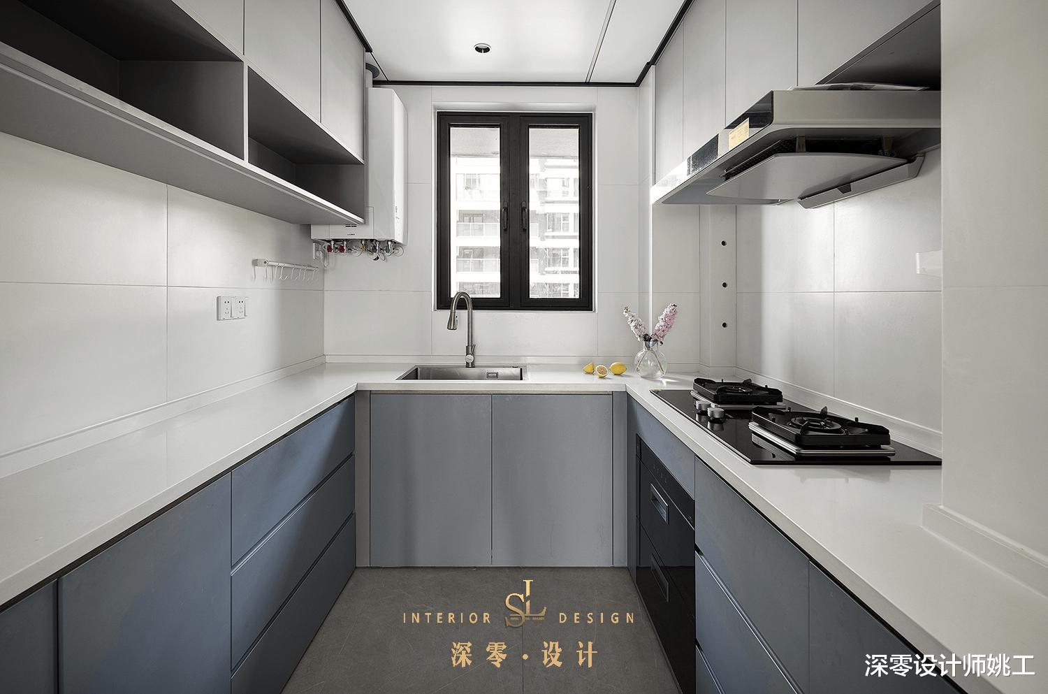 125㎡三代同堂的简约住宅,即使全屋刷灰白墙,也丝毫不失温馨感