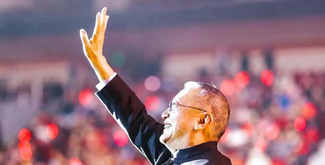 海来阿木|柳八爷上春晚成了笑话的背后！谁在炮制这台闹剧