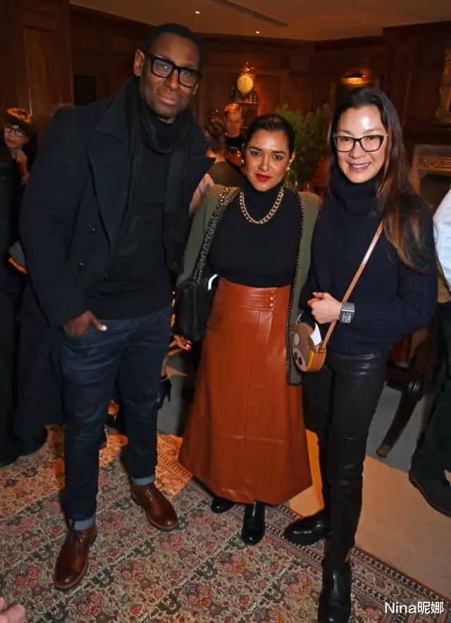 杨紫琼|杨紫琼出席伦敦午宴,毛衣皮裤配柠檬黄羽绒服,60岁打扮像时尚博主