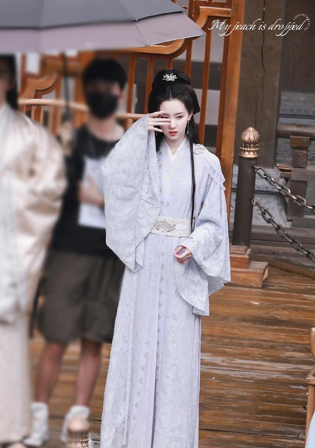 陈都灵|《莲花楼》陈都灵最新饭拍路透，一身紫衣，气质绝了！