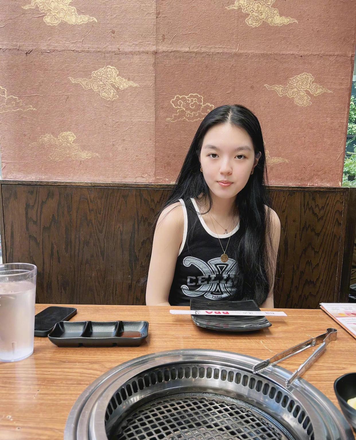 哈文|哈文母女群岛度假,女儿法图麦开心晒自拍