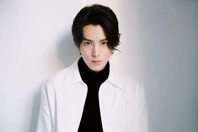 王鹤棣|王鹤棣新恋情曝光?与一美女现身街头,共食一根鸡腿,举止亲密