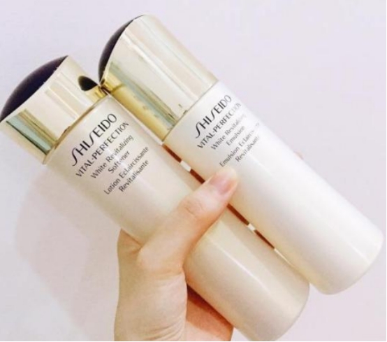 面霜 抗老护肤品水精华面霜哪个最重要