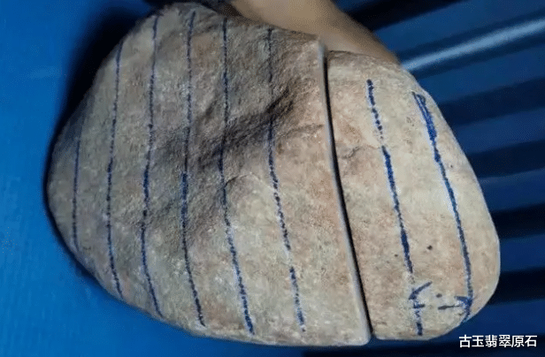 翡翠|仓库里放了十年的翡翠原石,一刀切开,竟开出好几条价值百万的冰飘花手镯!