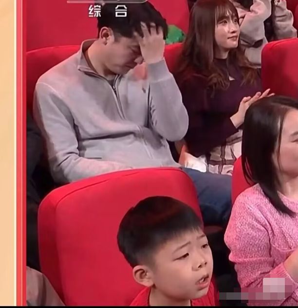 小品|春晚台下观众反应，打瞌睡，摸额头，小朋友表情难看太真实