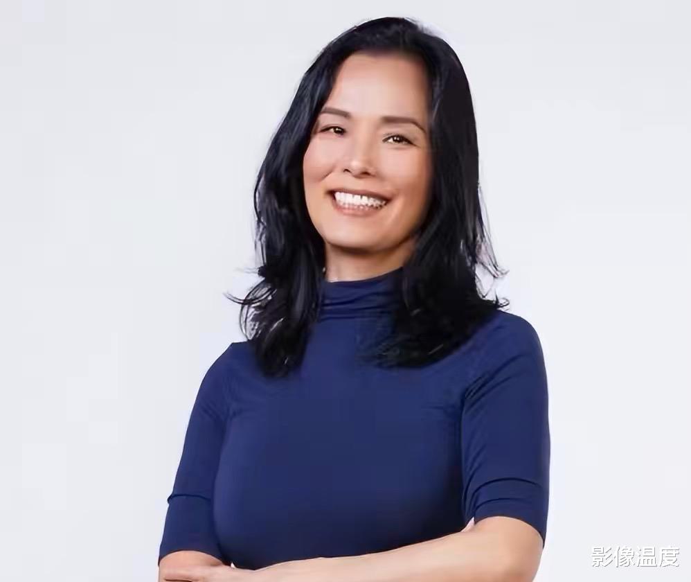 韦唯|60岁歌手韦唯定居美国,自曝前夫83岁去年就离世,感叹一切已结束了