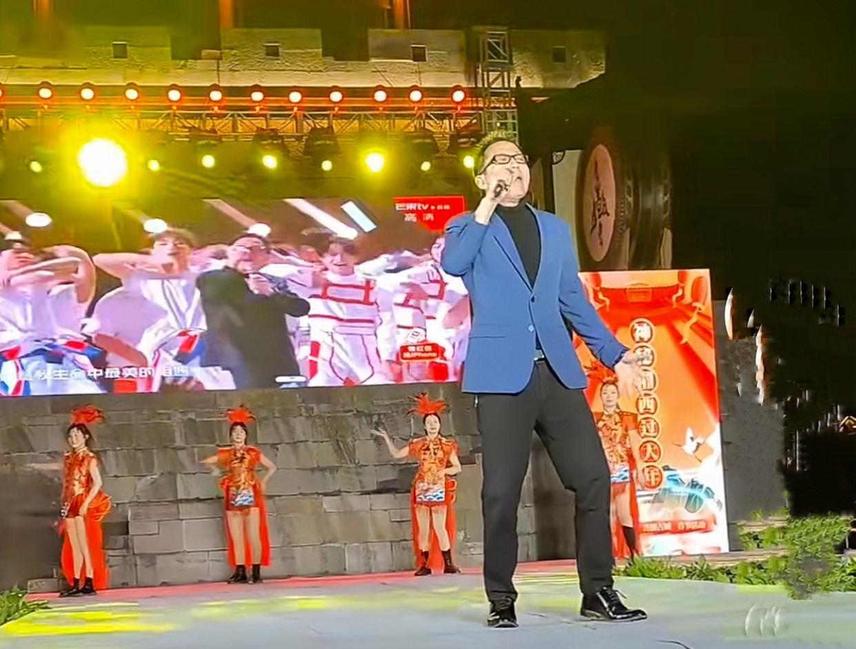 |袁树雄携手网红歌手唐艺商演,被称音乐教父,他掌握了流量密码