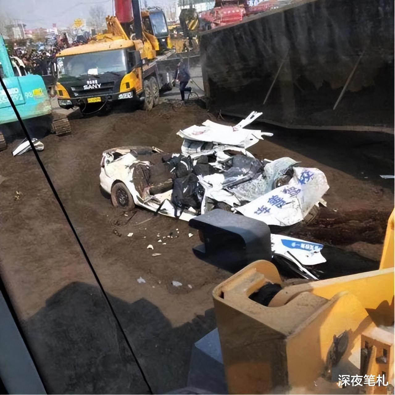 广西梅州,大货车侧翻压扁教练车,致教练当场身亡学员受伤被抢救