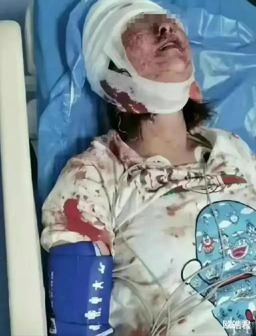 我一直有个疑问这个挨打的白衣女孩是谁呢?