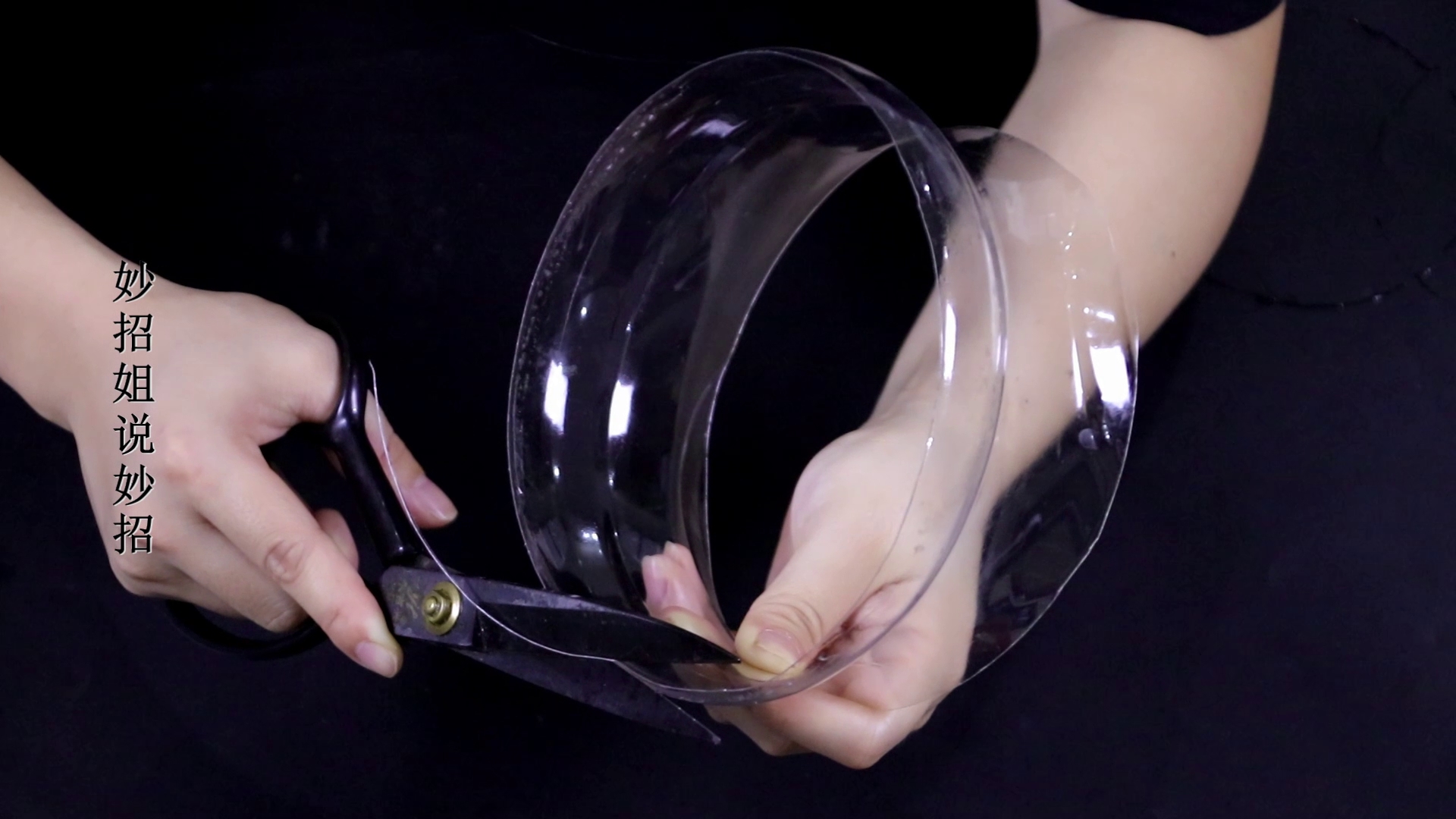 空油桶不要再扔了,中间剪一刀,放家里有几个大用处,省下不少钱