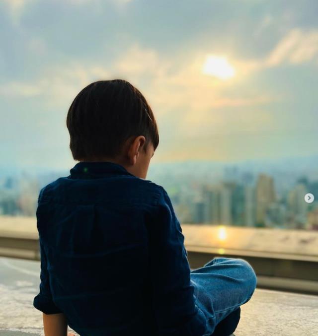 周杰伦|周杰伦晒儿子罗密欧照片，网友：快出新专辑，不要塌房！