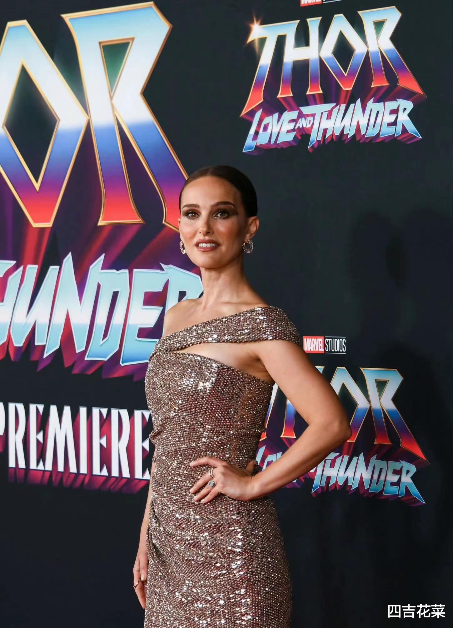 娜塔丽·波特曼 娜塔莉·波特曼亮相《雷神4》：夸张眼影，好像拿锅灰抹的