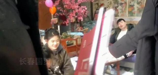 和面|大衣哥儿媳婚后生活曝光:与大衣嫂和面蒸馒头,婆媳相处融洽