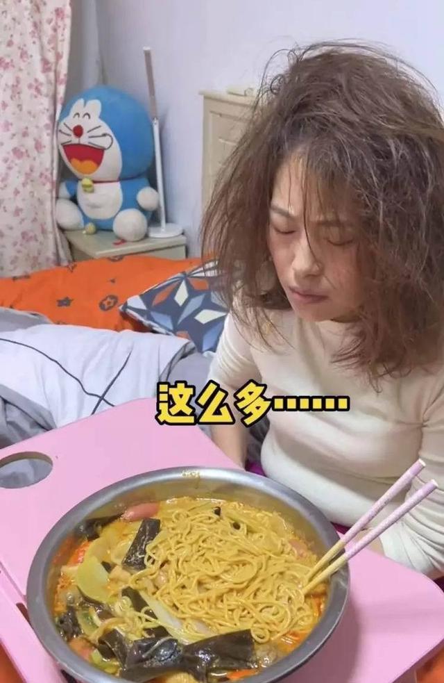 妻子发烧卧床不起,吃下一大盆麻辣烫,丈夫:你一口都不给我留