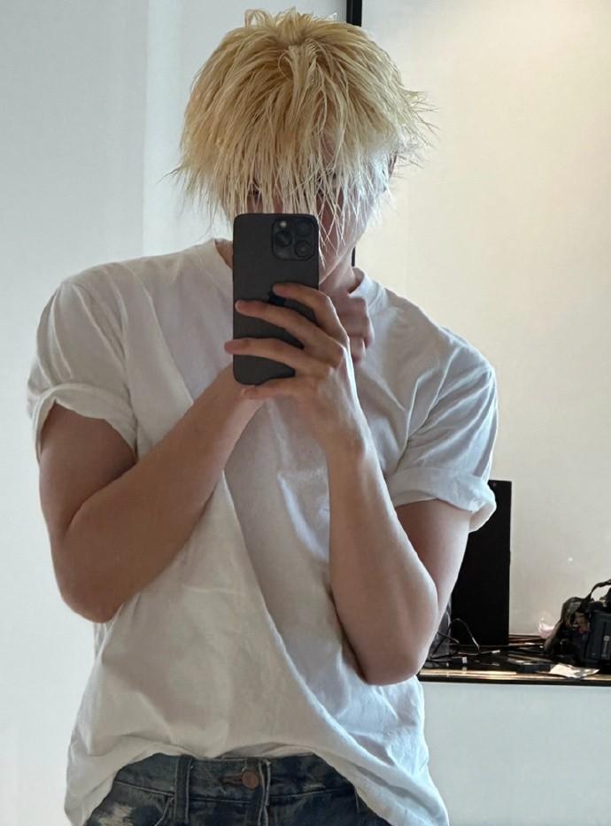 蔡徐坤|蔡徐坤手机到期了?白T金发自拍尽显凌乱美,评论区纷纷感谢vivo