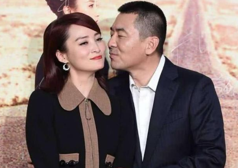 蒋勤勤|陈建斌陪妻子逛街，一手搂肩一手拎包，蒋勤勤穿高开叉裙白到发光