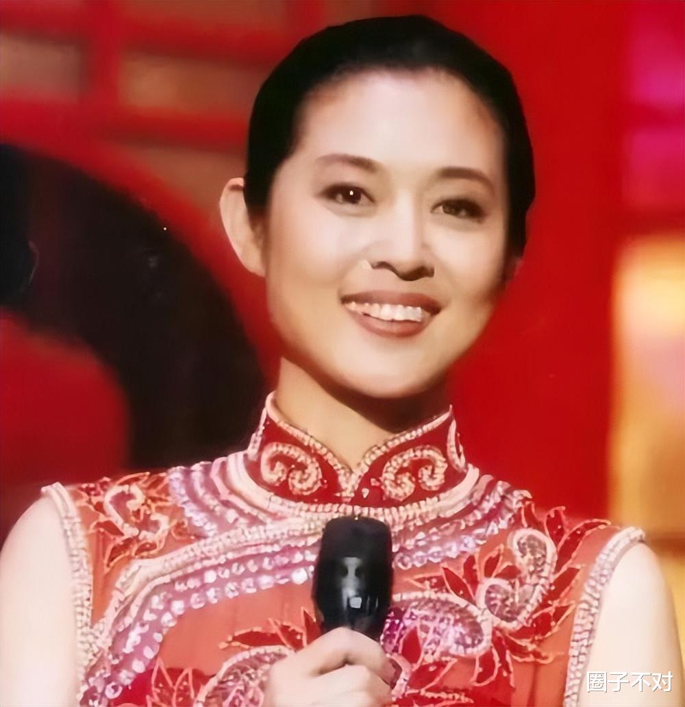 倪萍|倪萍:三婚两次失败,为救儿子给冯小刚下跪,46岁嫁导演终获幸福