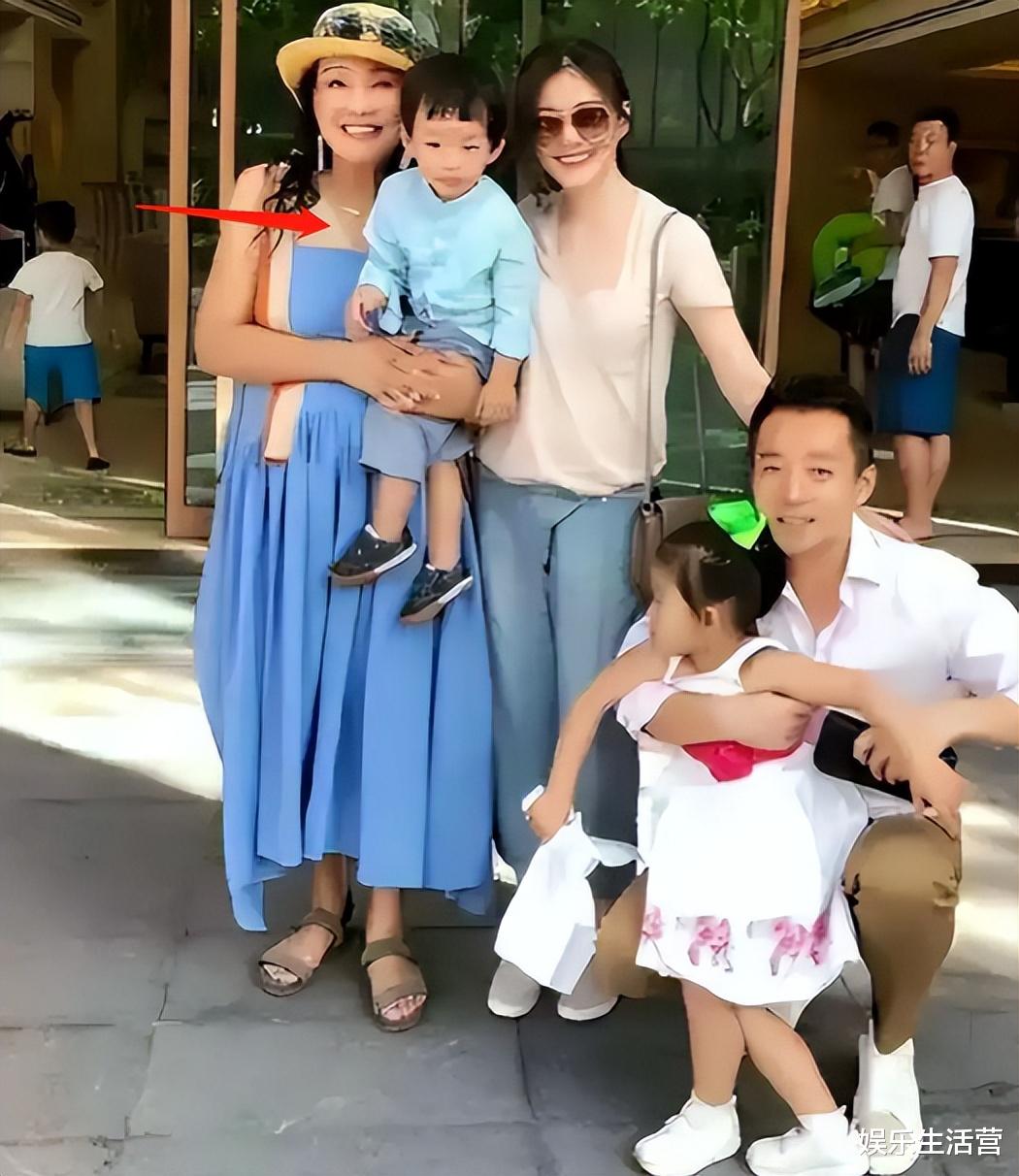 张兰|张兰设中秋宴，对大S、张颖颖称呼亮了，网友：难怪小菲妈宝