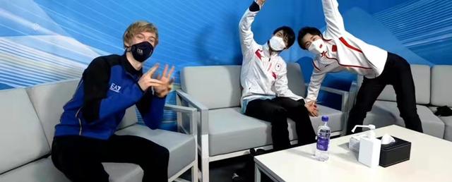 山东男篮|中日友谊的升华！羽生结弦、金博洋英雄相惜，在首都馆一起滑跪！