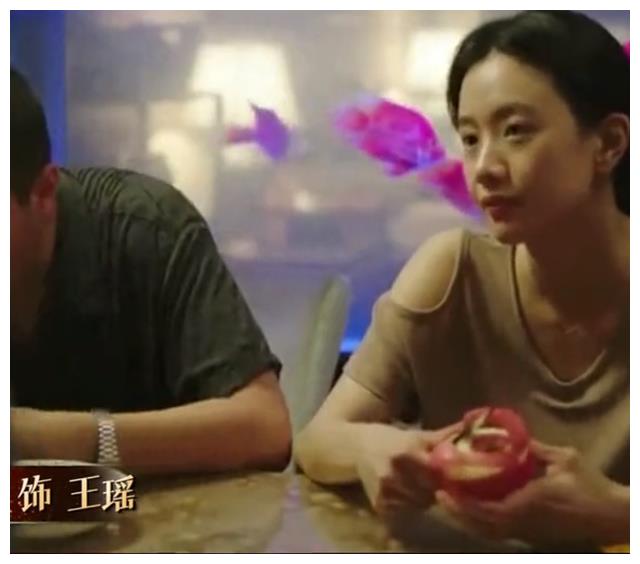 明星素颜|李梦素颜穿吊带泳装下水!一双大长腿格外吸睛,网友:好羡慕这腿