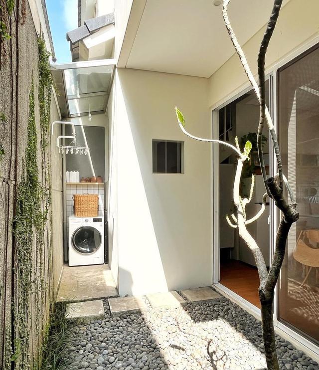 109上下2层,院子搭雨棚放洗衣机,室内只刷白墙,越住越喜欢!